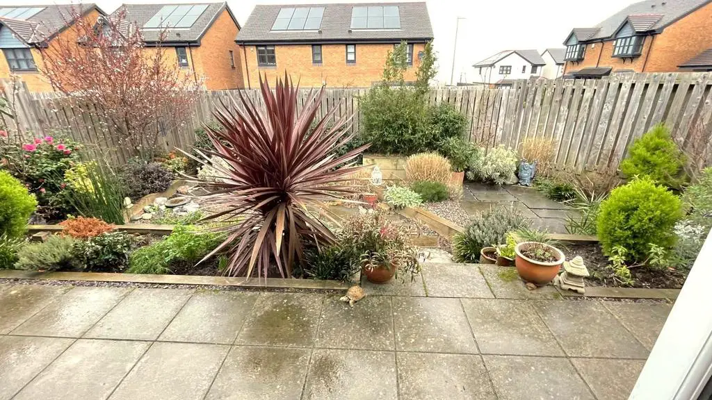 Enclosed and landscaped rear gardenc