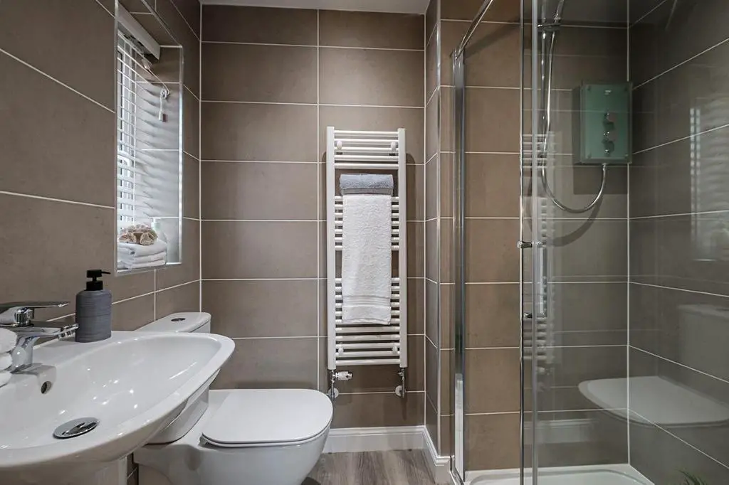 Photo of an en suite shower room with tiled walls