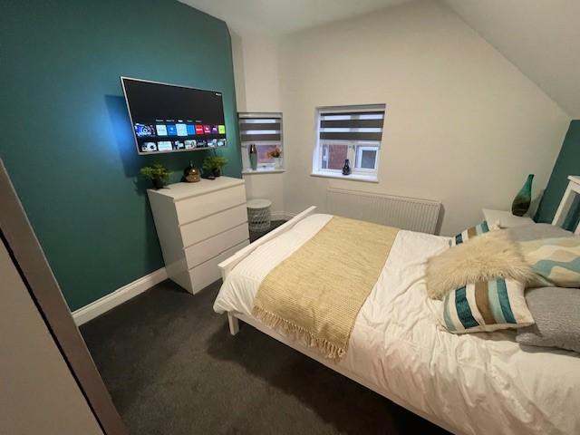 Luxury en suite room with TV and study