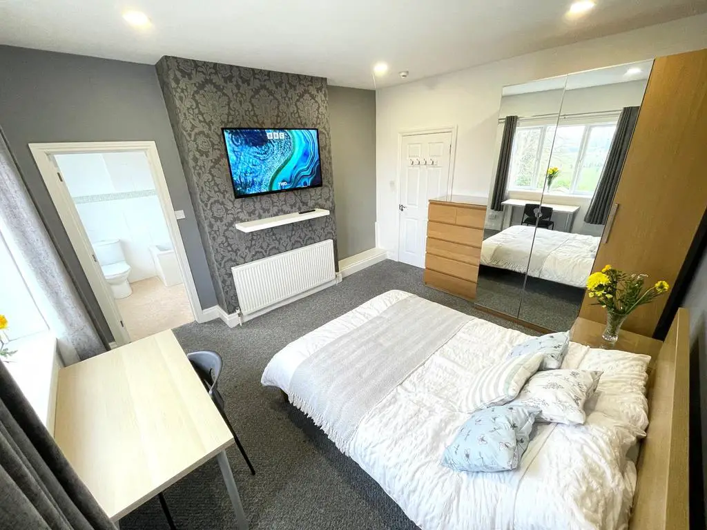 Spacious double room with TV and private en suite