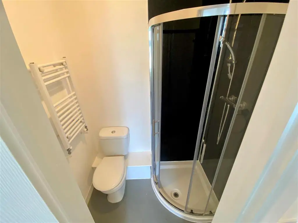 Flat 3, 6 Trebarwith Crescent En Suite.jpg