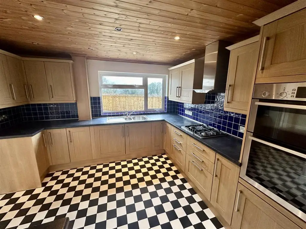 Fully fitted kitchen