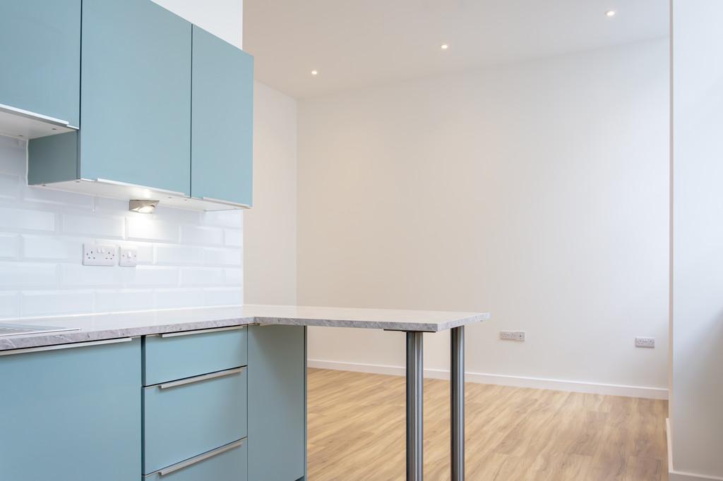 Kitchen with breakfast bar