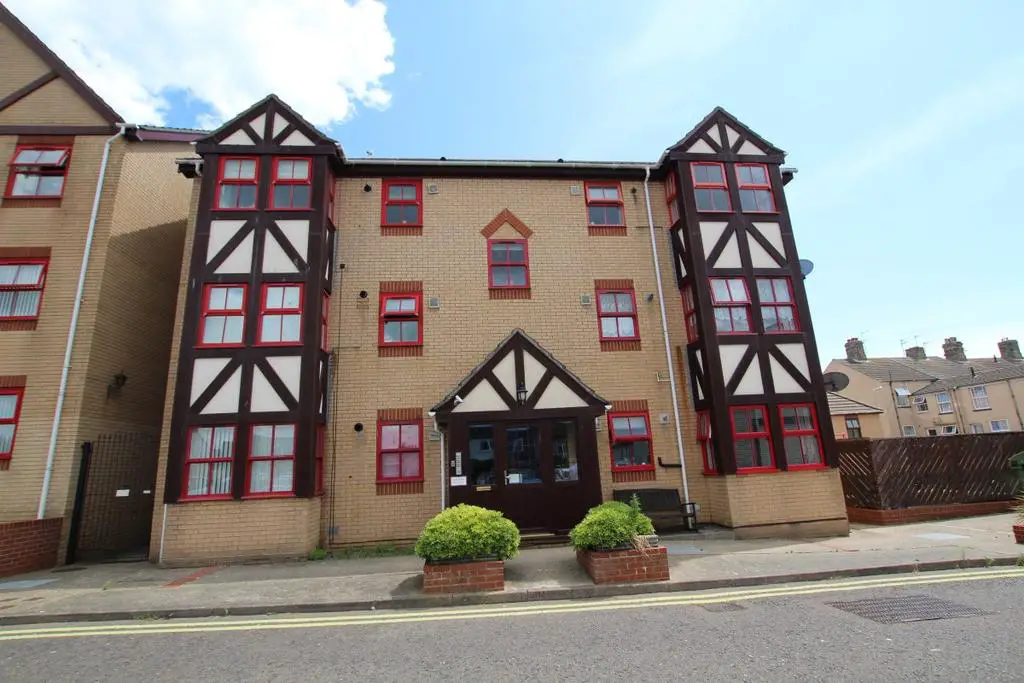 Town centre   two bed ground floor apartment