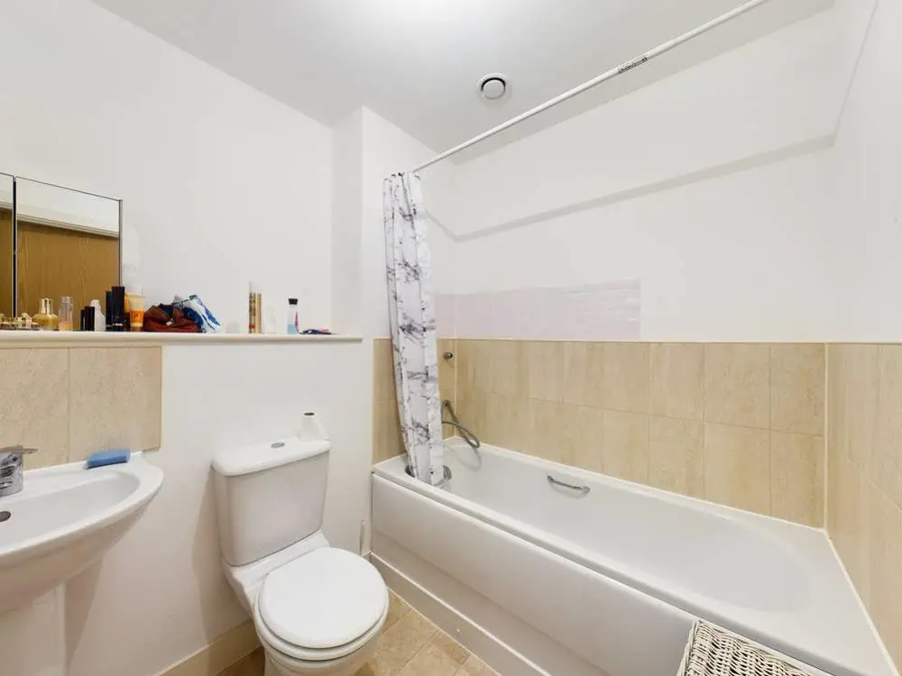 12 Friars Orchard  family bathroom