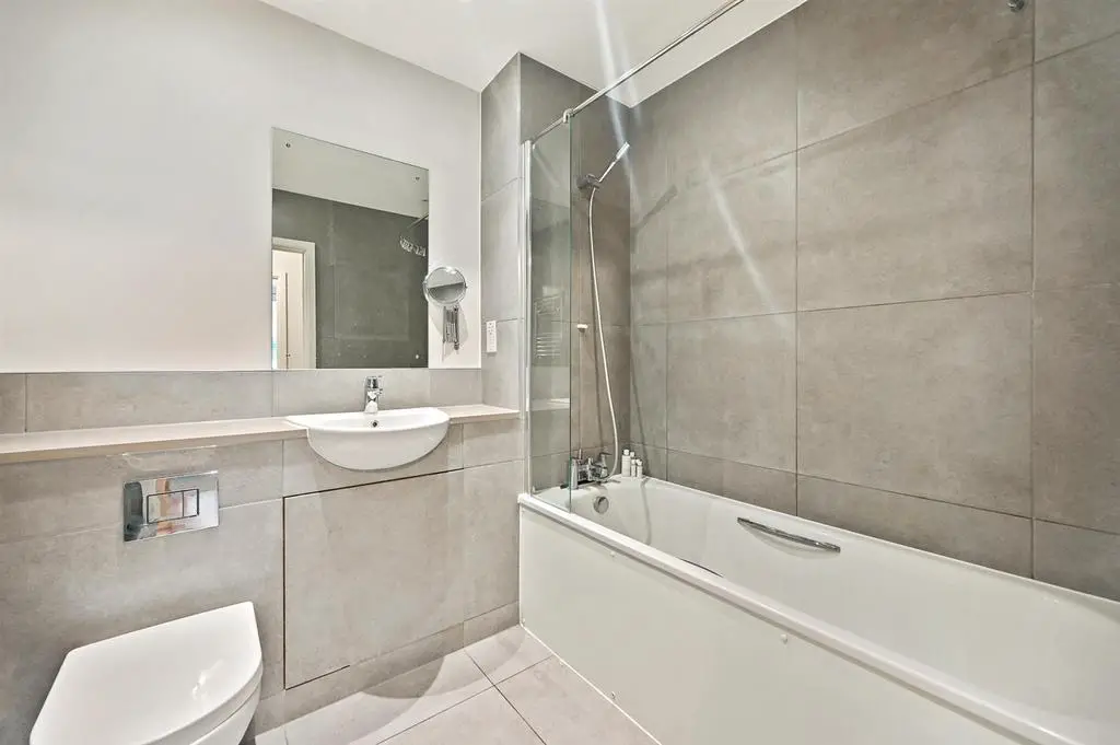 BCLR   Flat 3, 330 Finchley Road   Bathroom (4).jp