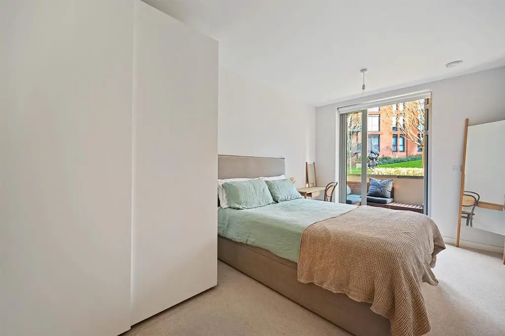 BCLR   Flat 3, 330 Finchley Road   Bedroom (4).jpg