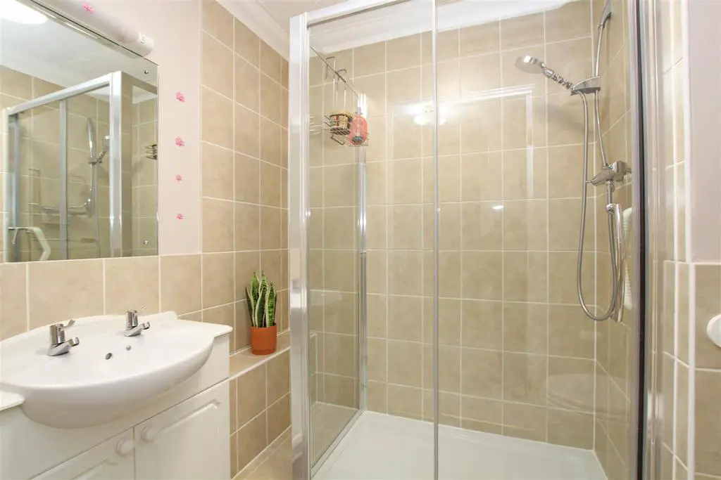 35 GL   Shower room 1.jpg