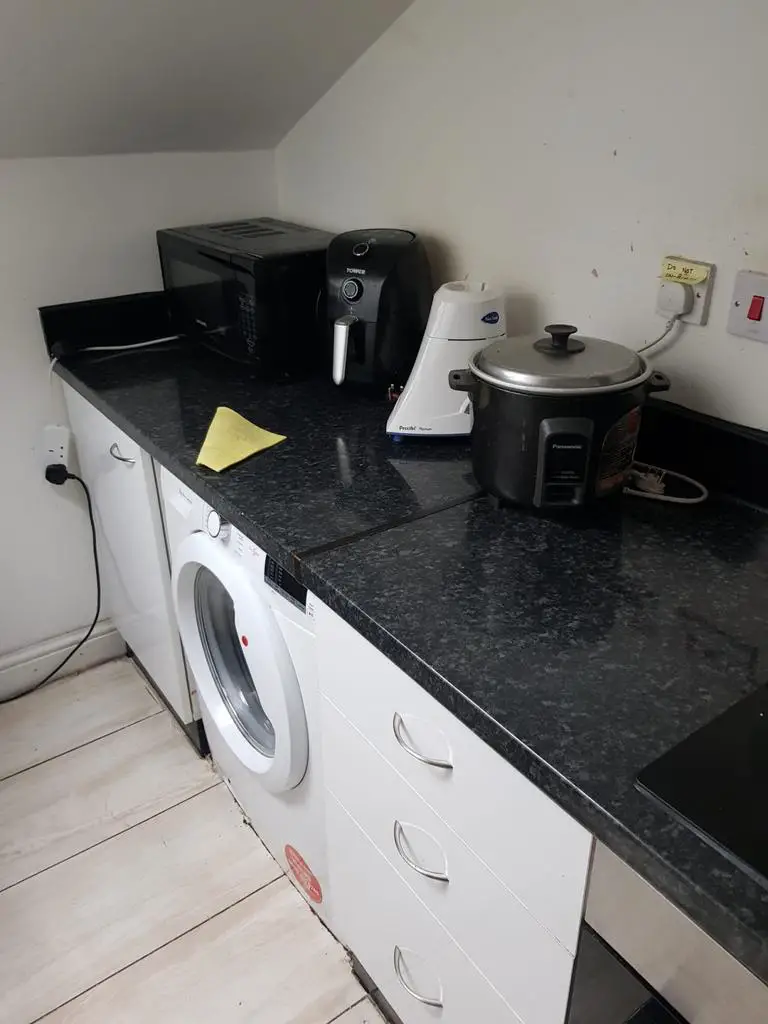 Two bed furnished 2nd floor flat (HMO)