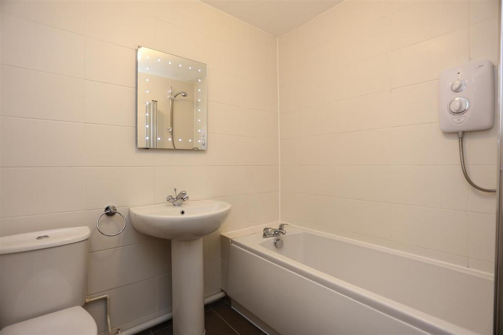 98 Kingsmere Bathroom (1).JPG