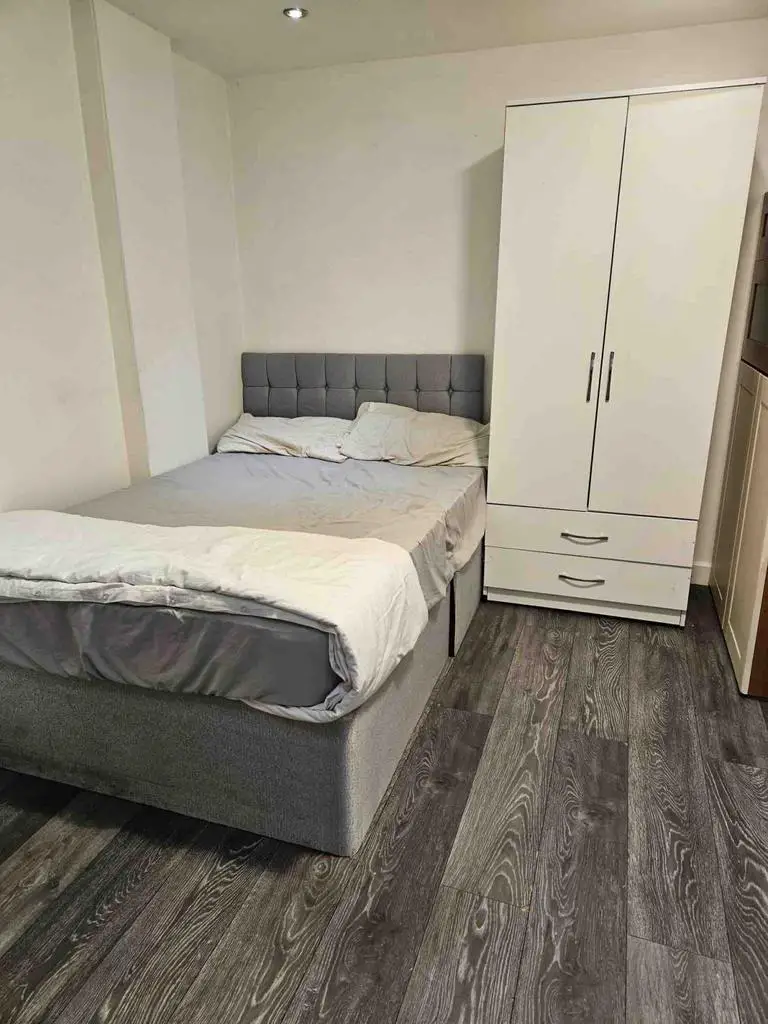 Studio Flat available in Hounslow  Heath Road  TW