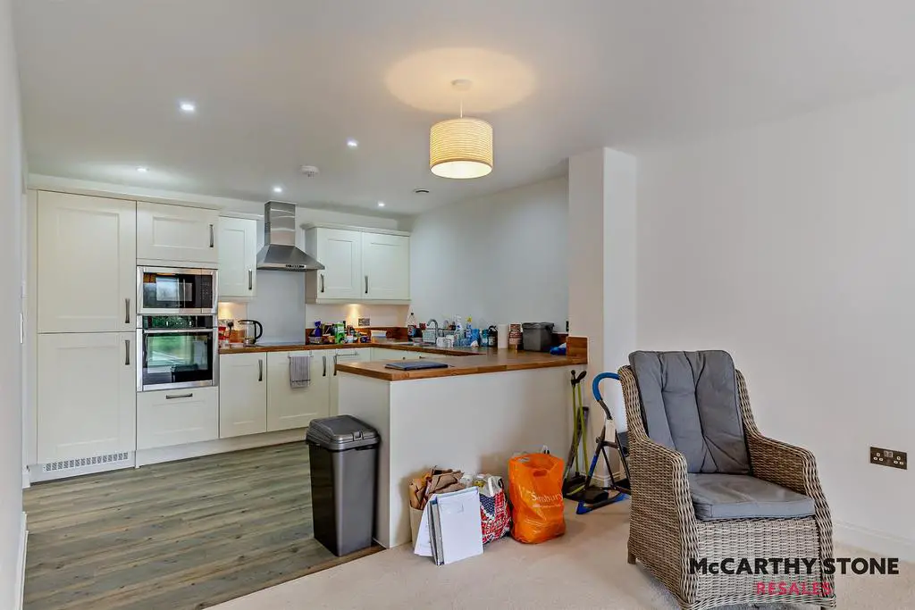 Open plan living room/kitchen