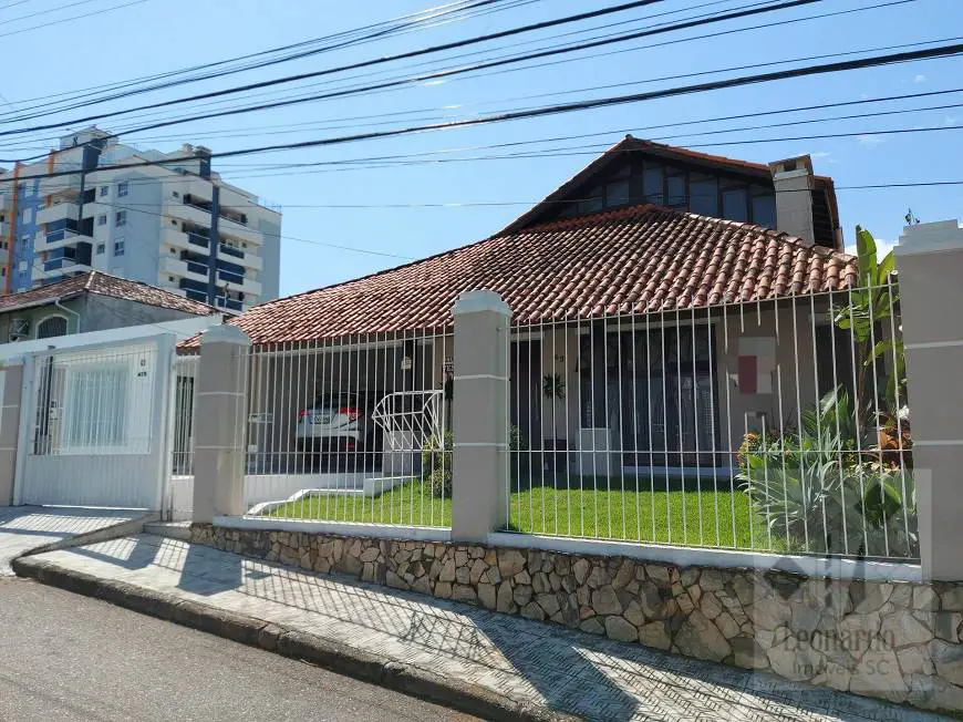Foto 5 de Sobrado com 4 Quartos à venda, 257m² em Barreiros, São José
