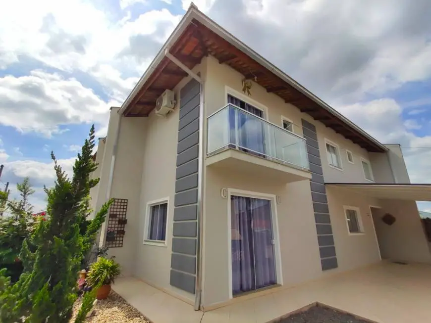 Foto 1 de Casa com 3 Quartos para alugar, 96m² em Vila Nova, Joinville
