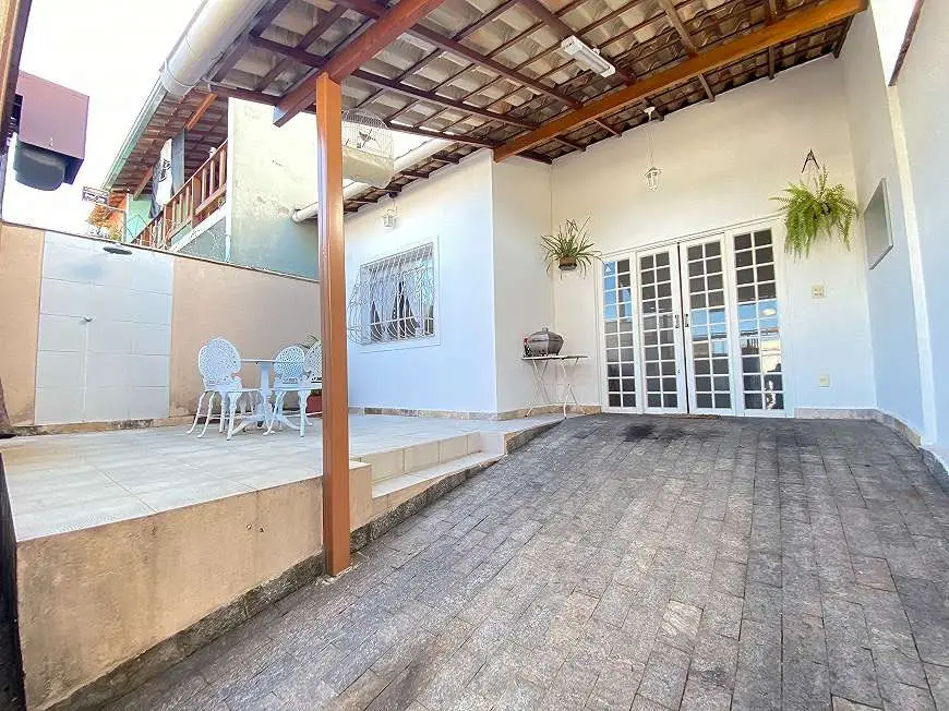 Foto 1 de Casa com 2 Quartos à venda, 90m² em Santa Amélia, Belo Horizonte