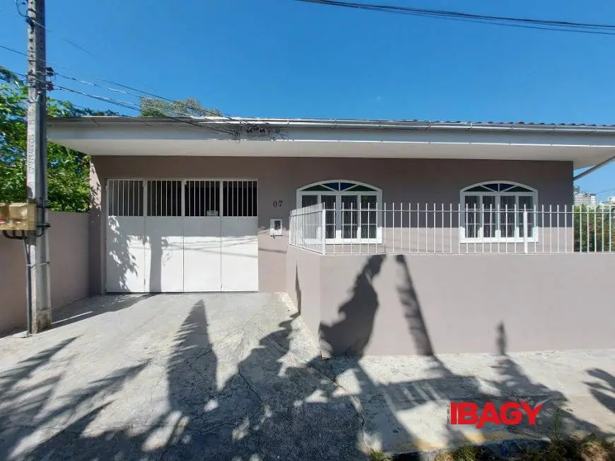 Foto 1 de Casa com 3 Quartos para alugar, 86m² em Barreiros, São José