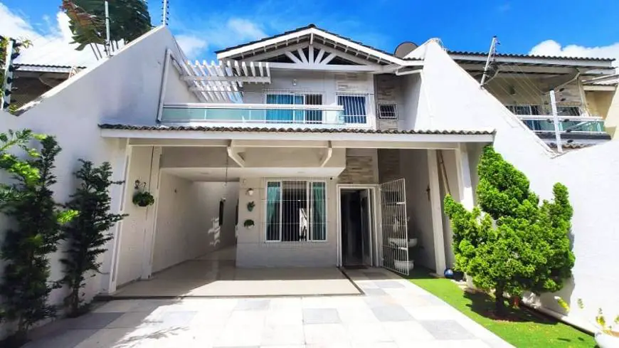 Foto 1 de Casa com 3 Quartos à venda, 167m² em Sapiranga, Fortaleza