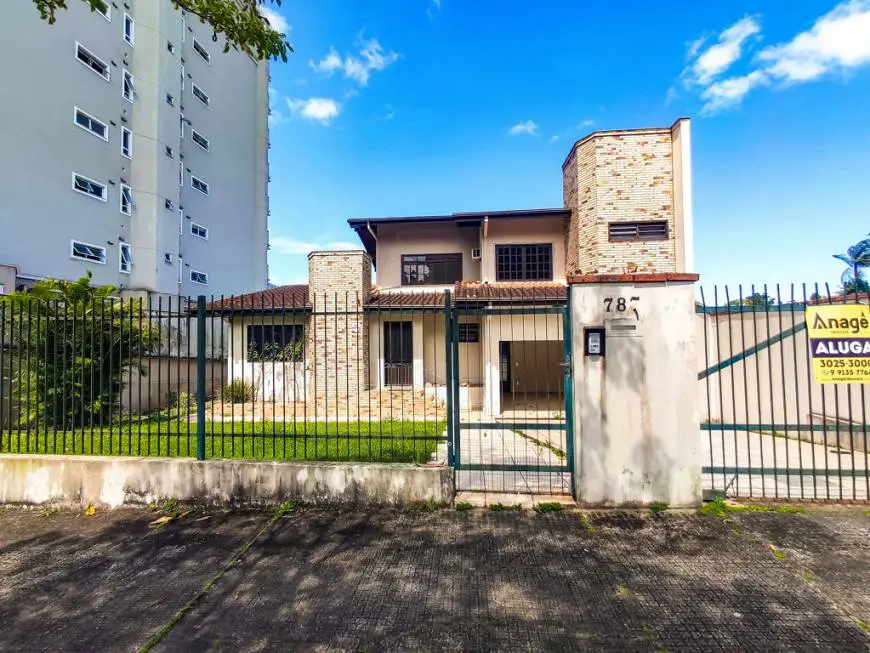 Foto 1 de Casa com 4 Quartos para alugar, 236m² em Atiradores, Joinville