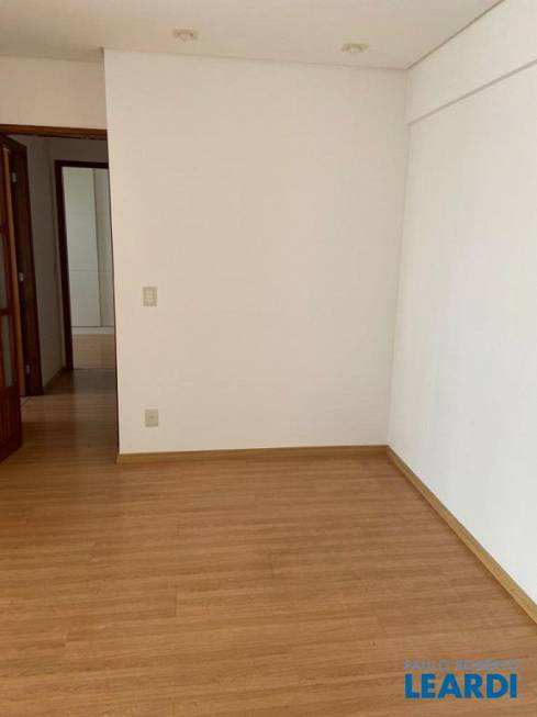 Foto 2 de Apartamento com 3 Quartos para alugar, 75m² em Vila Firmiano Pinto, São Paulo