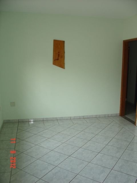 Foto 4 de Casa com 3 Quartos para alugar, 150m² em Parque das Laranjeiras, Maringá