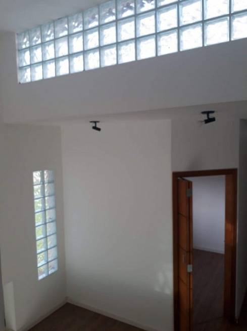 Foto 2 de Casa de Condomínio com 3 Quartos à venda, 220m² em Jardim Mirna, Taboão da Serra