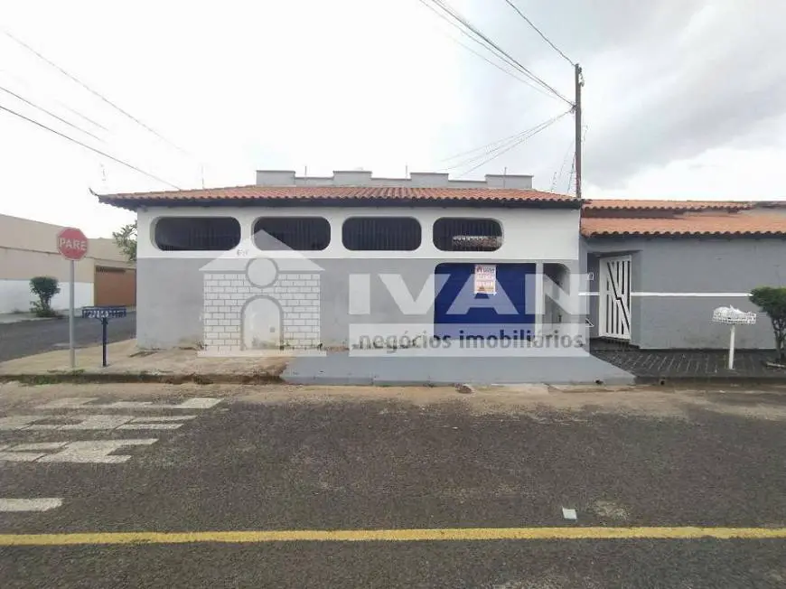 Foto 1 de Casa com 3 Quartos para alugar, 100m² em Planalto, Uberlândia