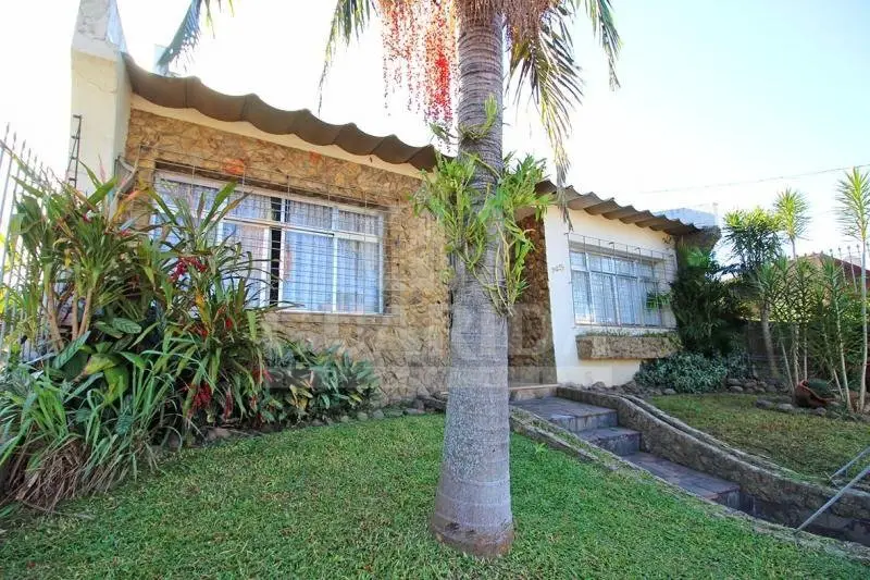Foto 1 de Casa com 6 Quartos à venda, 245m² em Vila João Pessoa, Porto Alegre