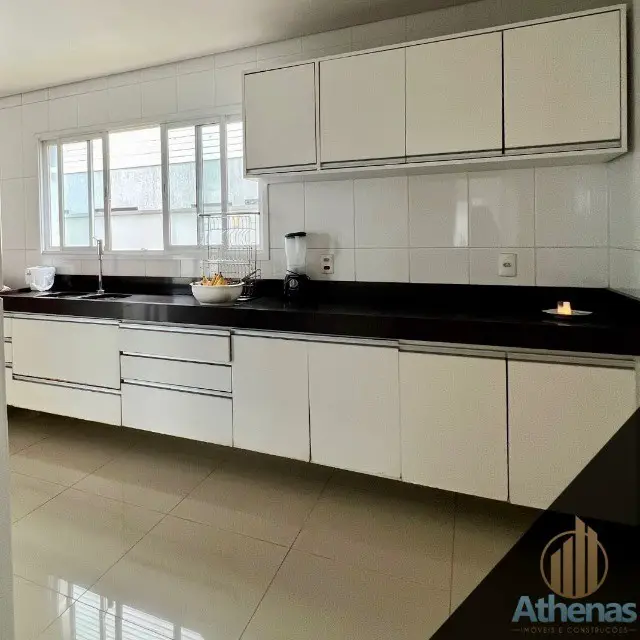 Foto 2 de Casa de Condomínio com 4 Quartos à venda, 371m² em Jardim Itália, Cuiabá
