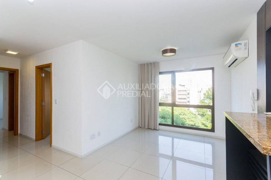 Foto 1 de Apartamento com 2 Quartos para alugar, 62m² em Passo da Areia, Porto Alegre