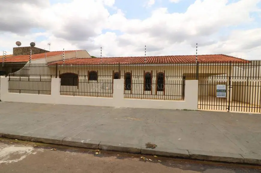 Foto 1 de Casa com 3 Quartos para alugar, 113m² em Jardim Vitória, Maringá