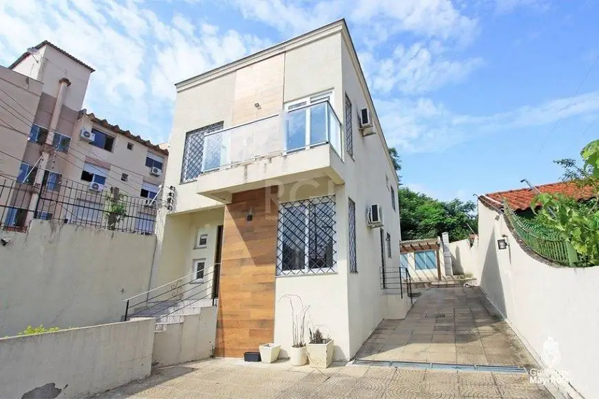 Foto 1 de Casa com 3 Quartos à venda, 250m² em Teresópolis, Porto Alegre