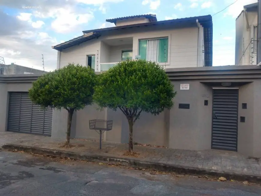 Foto 1 de Casa com 4 Quartos à venda, 228m² em Parque Copacabana, Belo Horizonte