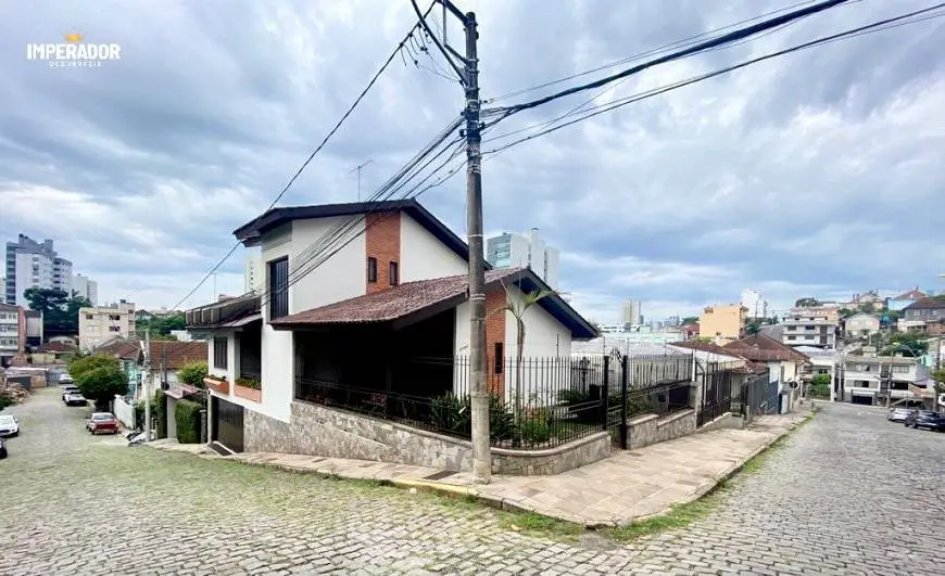 Foto 2 de Casa com 4 Quartos à venda, 240m² em Rio Branco, Caxias do Sul