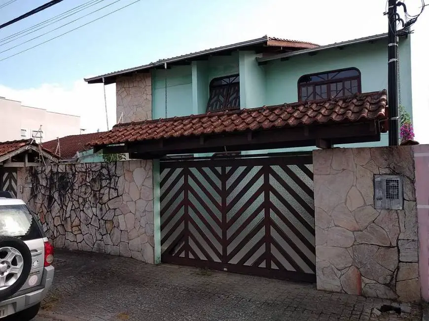 Foto 1 de Sobrado com 4 Quartos à venda, 385m² em Guanabara, Joinville