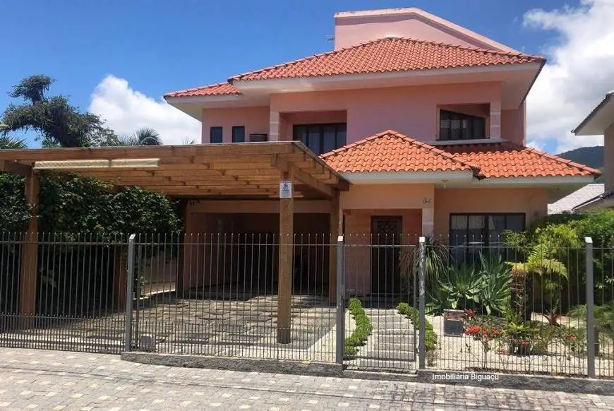 Foto 1 de Casa com 3 Quartos para alugar, 200m² em Rio Caveiras, Biguaçu