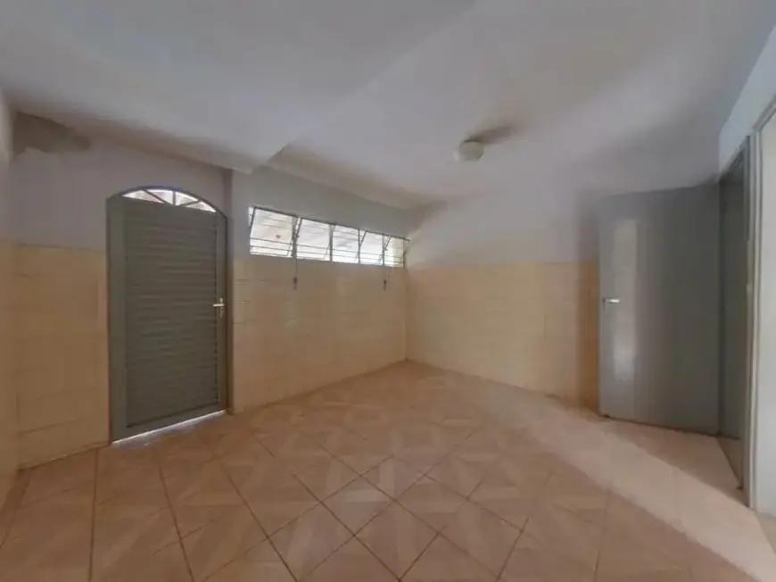 Foto 2 de Casa com 3 Quartos para alugar, 90m² em Cidade Jardim, Goiânia