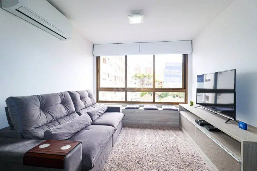 Foto 2 de Apartamento com 1 Quarto à venda, 53m² em Passo da Areia, Porto Alegre