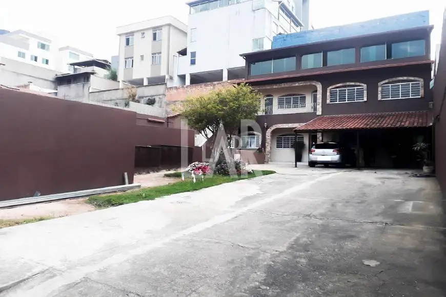 Foto 1 de Casa com 4 Quartos para alugar, 210m² em Heliópolis, Belo Horizonte
