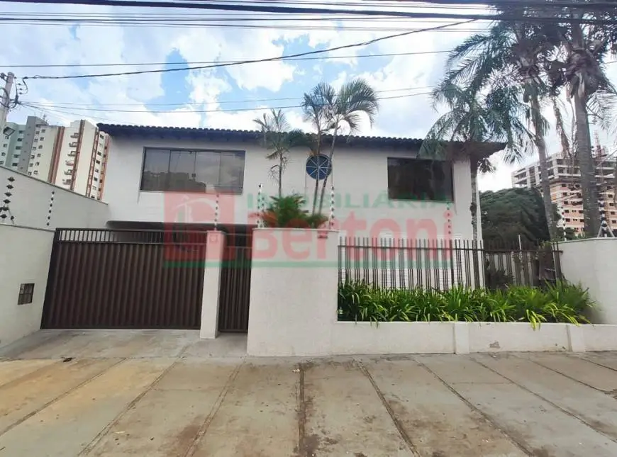 Foto 1 de Sobrado com 4 Quartos para venda ou aluguel, 430m² em Centro, Arapongas