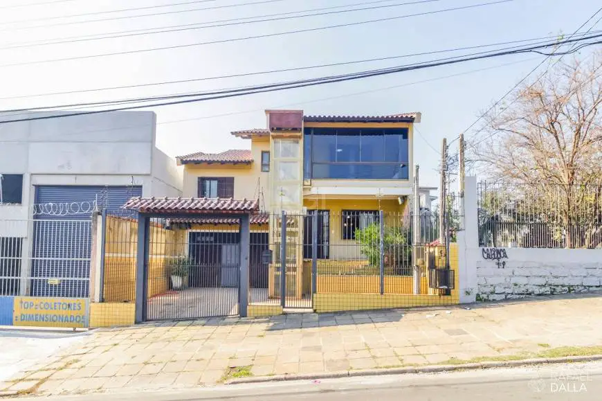 Foto 1 de Casa com 4 Quartos à venda, 275m² em Santa Fé, Porto Alegre
