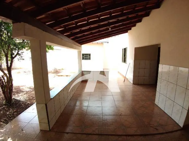 Foto 4 de Casa com 3 Quartos para alugar, 150m² em Segismundo Pereira, Uberlândia