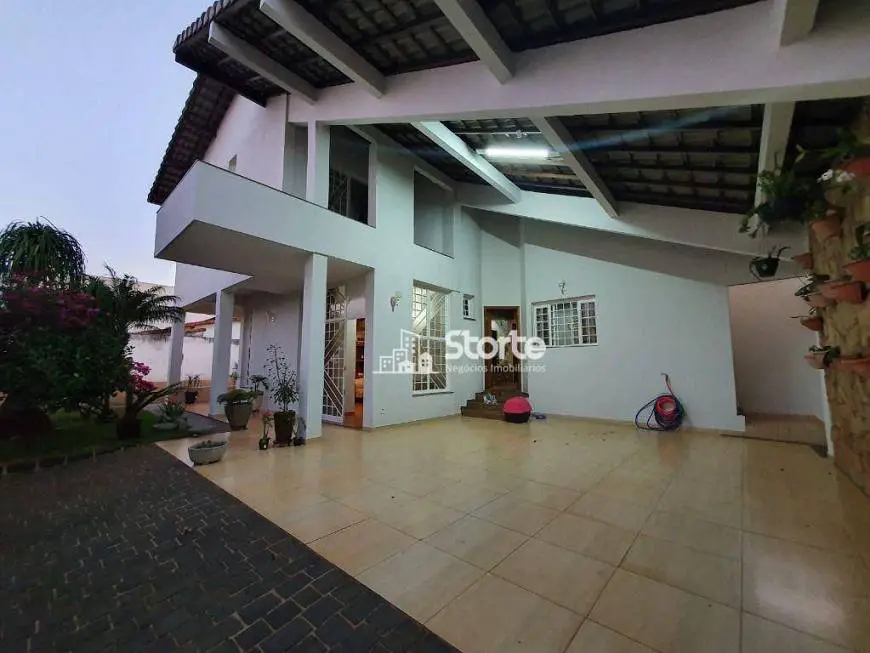 Foto 1 de Casa com 4 Quartos à venda, 376m² em Santa Mônica, Uberlândia