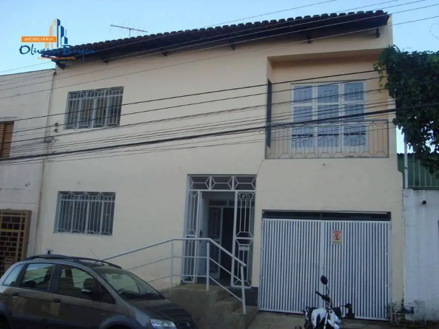 Foto 2 de Casa com 3 Quartos para alugar, 160m² em Setor Central, Anápolis