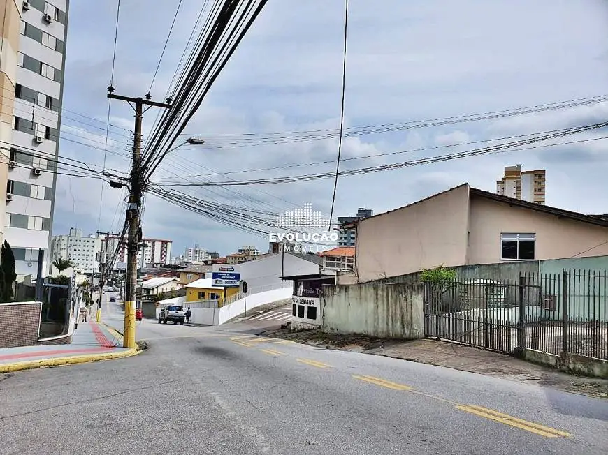 Foto 2 de Lote/Terreno à venda, 965m² em Barreiros, São José
