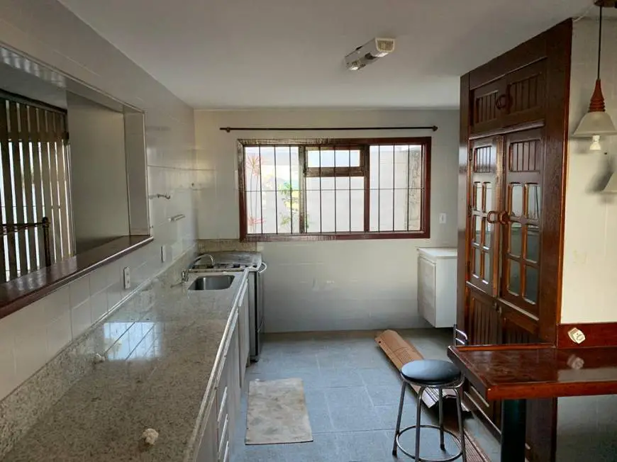 Foto 3 de Casa com 3 Quartos para alugar, 180m² em Glória, Macaé