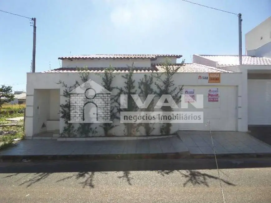 Foto 1 de Casa com 3 Quartos para alugar, 200m² em Granada, Uberlândia