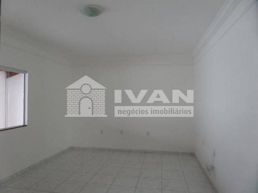 Foto 2 de Casa com 3 Quartos para alugar, 200m² em Granada, Uberlândia