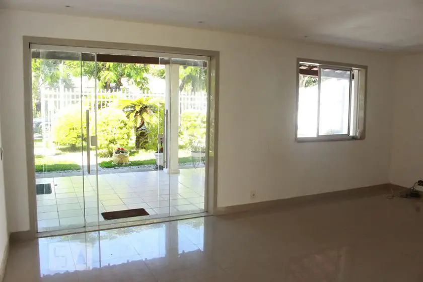 Foto 3 de Casa com 4 Quartos para alugar, 350m² em Barra da Tijuca, Rio de Janeiro