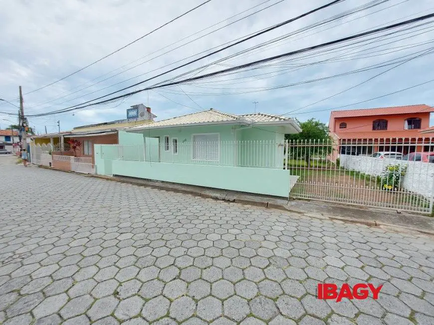 Foto 1 de Casa com 2 Quartos para alugar, 58m² em Estreito, Florianópolis