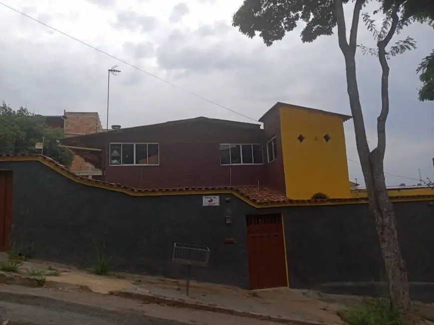 Foto 1 de Casa com 3 Quartos à venda, 345m² em Goiânia, Belo Horizonte